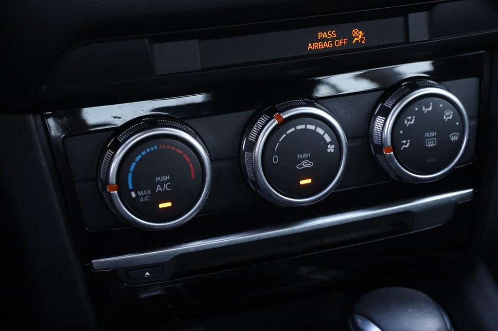 Mazda MAZDA6 Vehicle Full-screen Gallery Image 18