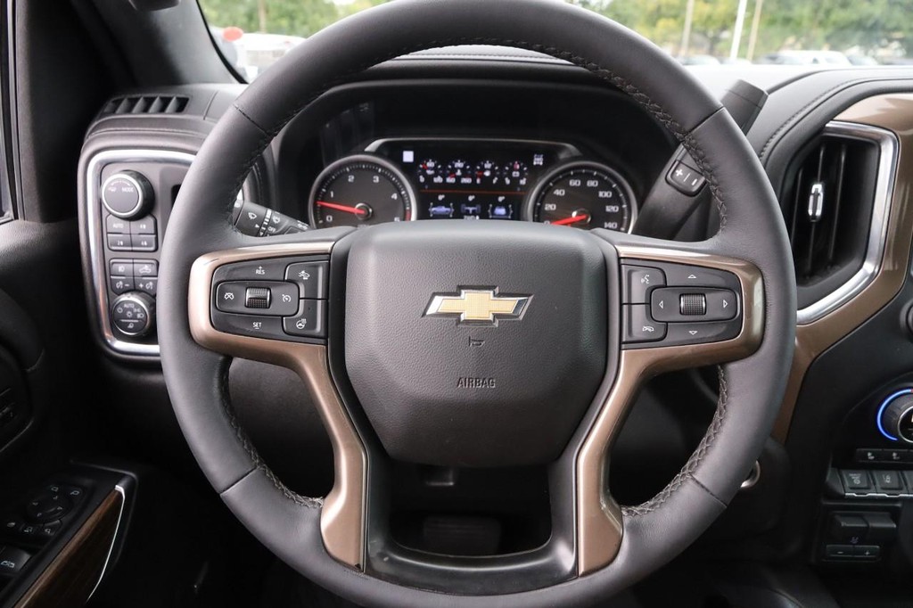 Chevrolet Silverado 3500HD Vehicle Full-screen Gallery Image 11