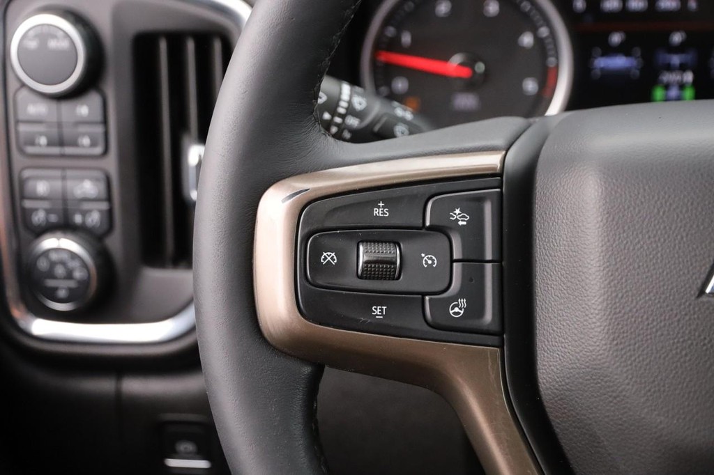 Chevrolet Silverado 3500HD Vehicle Full-screen Gallery Image 12