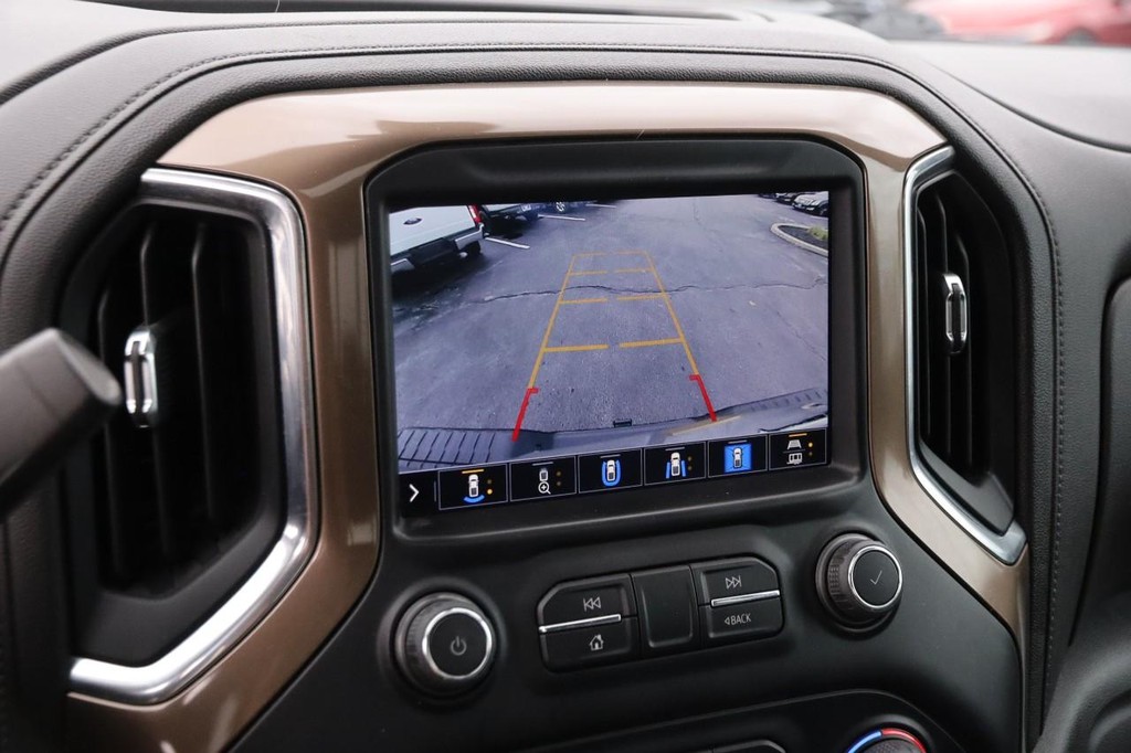 Chevrolet Silverado 3500HD Vehicle Full-screen Gallery Image 18