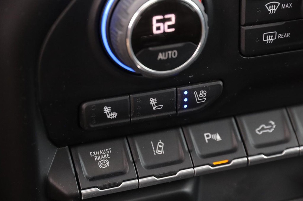 Chevrolet Silverado 3500HD Vehicle Full-screen Gallery Image 20