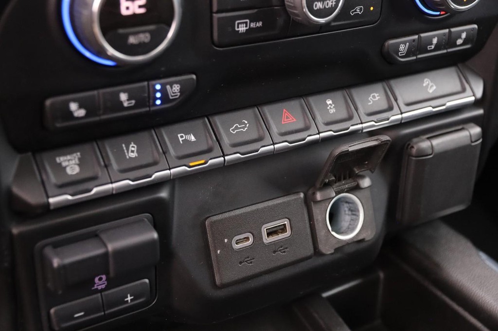 Chevrolet Silverado 3500HD Vehicle Full-screen Gallery Image 21