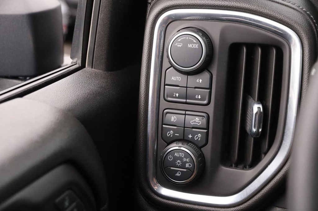 Chevrolet Silverado 3500HD Vehicle Full-screen Gallery Image 23
