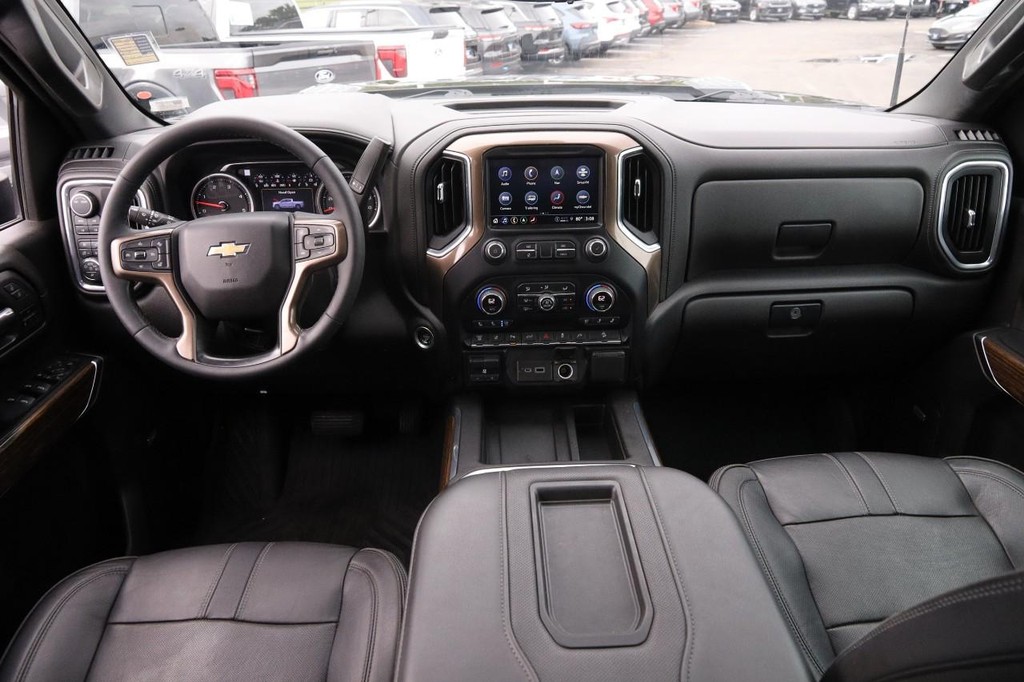 Chevrolet Silverado 3500HD Vehicle Full-screen Gallery Image 24