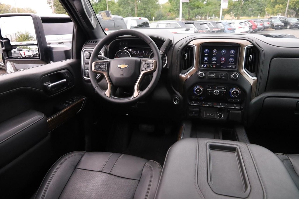 Chevrolet Silverado 3500HD Vehicle Full-screen Gallery Image 25