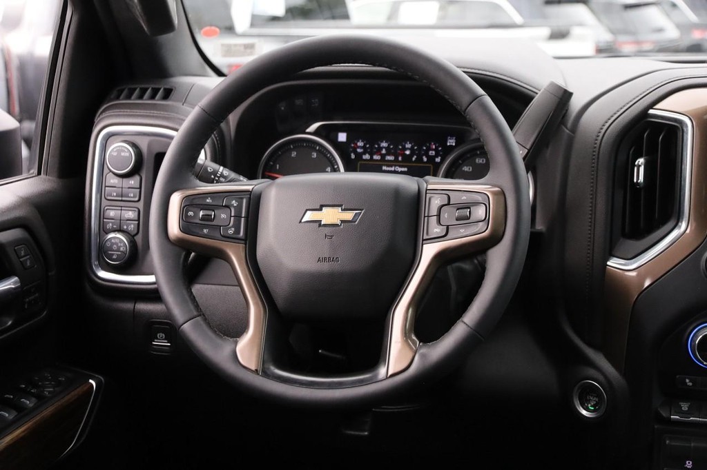Chevrolet Silverado 3500HD Vehicle Full-screen Gallery Image 26