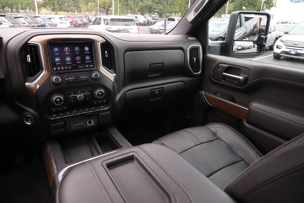 Chevrolet Silverado 3500HD Vehicle Full-screen Gallery Image 28