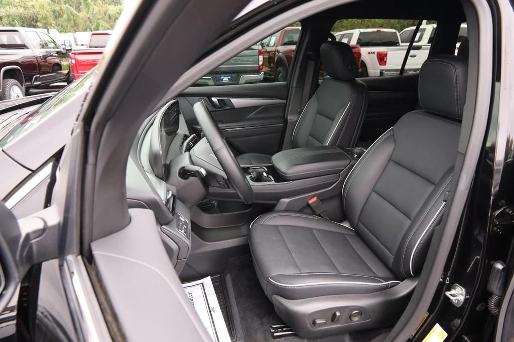 Buick Enclave Vehicle Full-screen Gallery Image 09