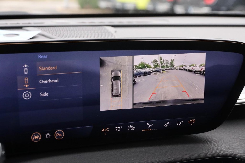 Buick Enclave Vehicle Full-screen Gallery Image 19