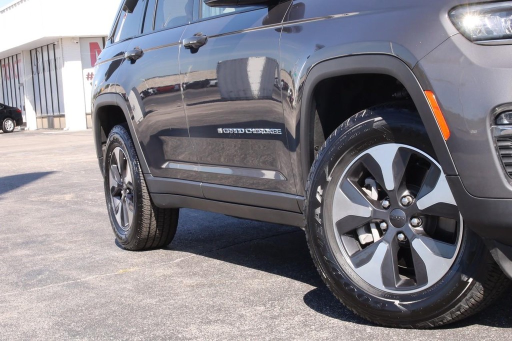 Jeep Grand Cherokee 4xe Vehicle Full-screen Gallery Image 3