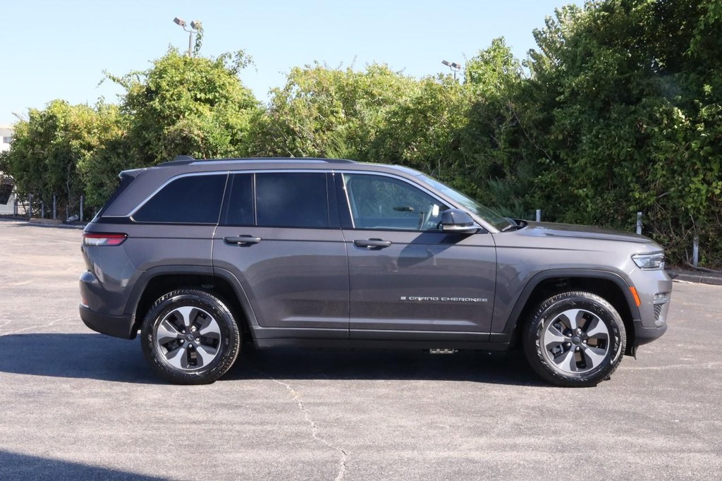 Jeep Grand Cherokee 4xe Vehicle Full-screen Gallery Image 5