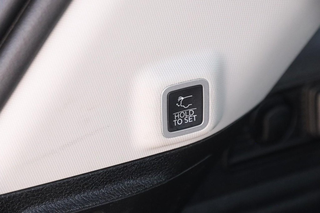 Jeep Grand Cherokee 4xe Vehicle Full-screen Gallery Image 8