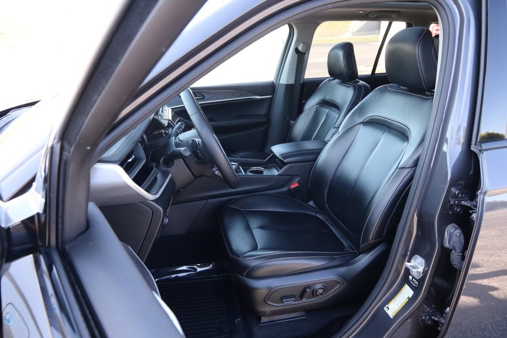Jeep Grand Cherokee 4xe Vehicle Full-screen Gallery Image 10