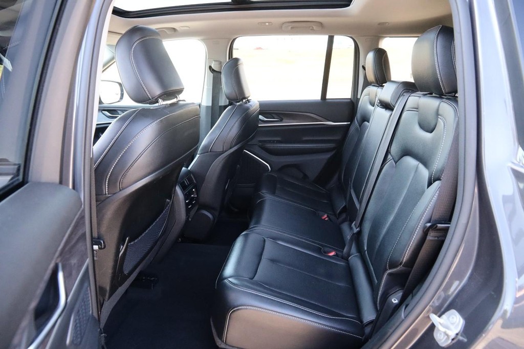 Jeep Grand Cherokee 4xe Vehicle Full-screen Gallery Image 11