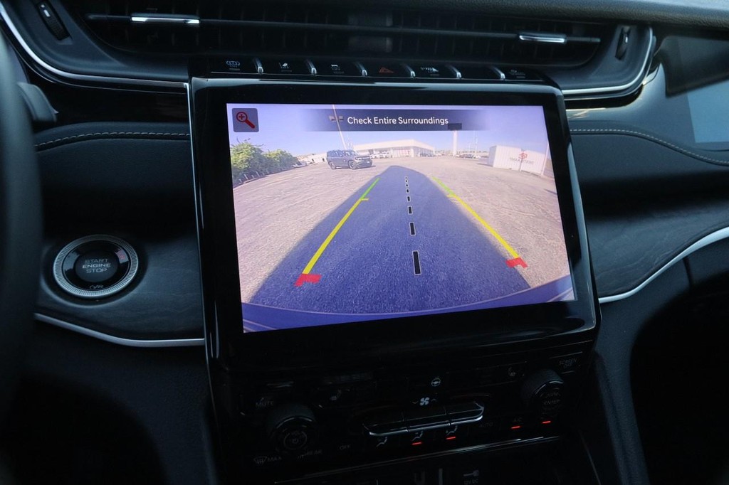Jeep Grand Cherokee 4xe Vehicle Full-screen Gallery Image 20