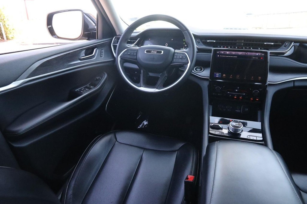 Jeep Grand Cherokee 4xe Vehicle Full-screen Gallery Image 29