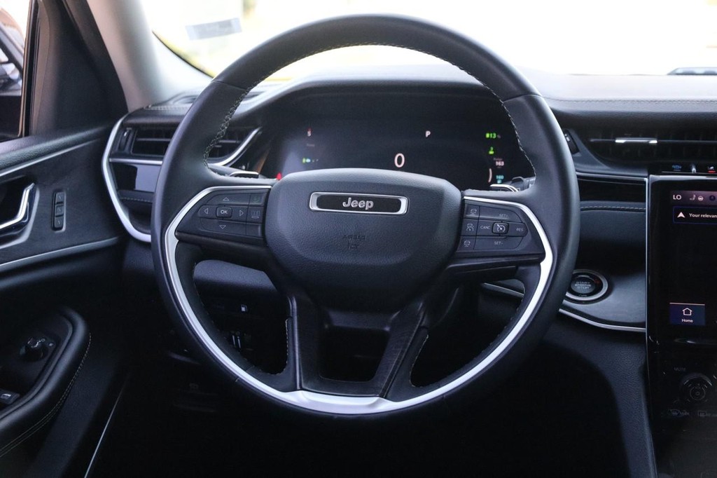 Jeep Grand Cherokee 4xe Vehicle Full-screen Gallery Image 30