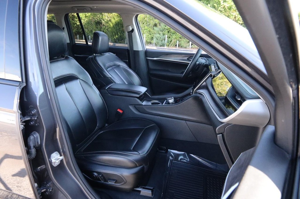 Jeep Grand Cherokee 4xe Vehicle Full-screen Gallery Image 33