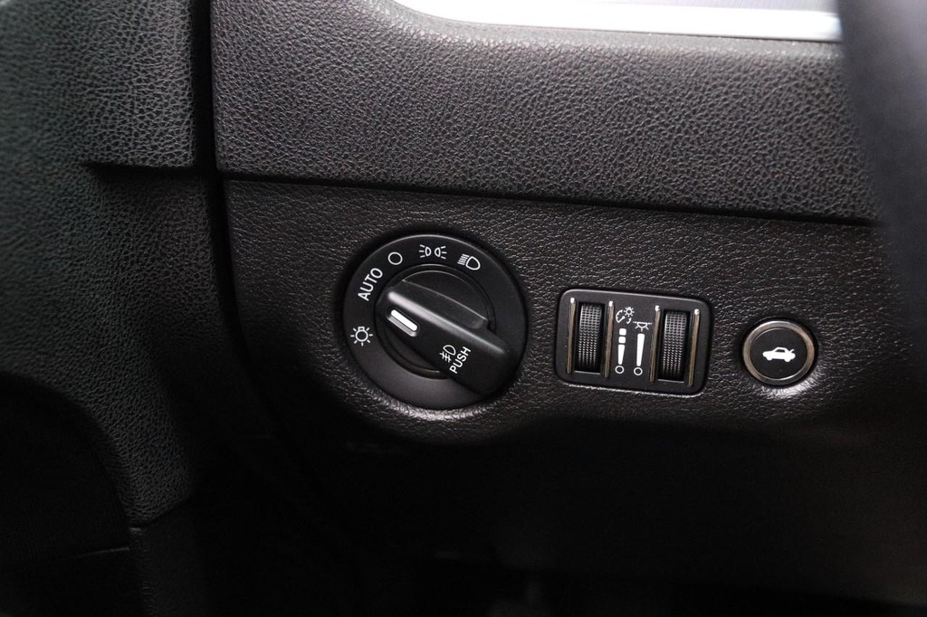 Dodge Charger Vehicle Full-screen Gallery Image 20