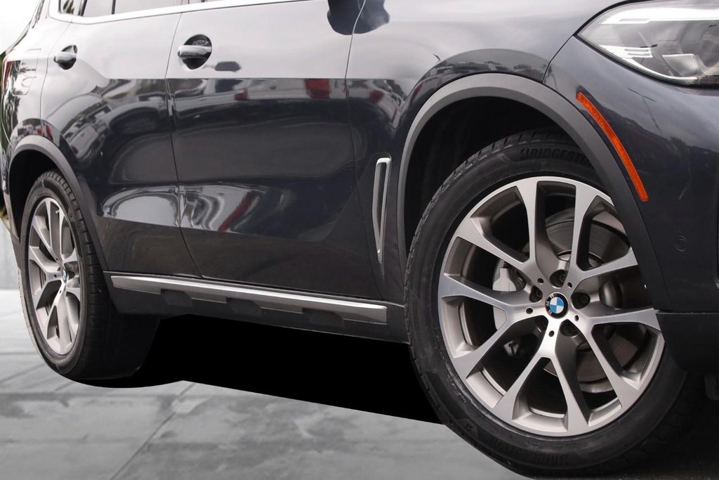 BMW X5 Vehicle Full-screen Gallery Image 04