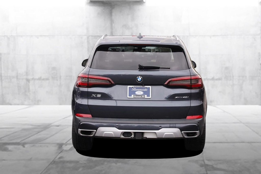 BMW X5 Vehicle Full-screen Gallery Image 06