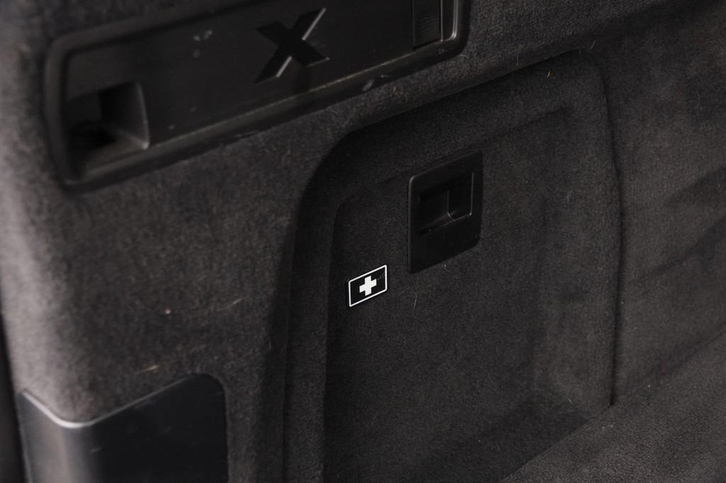 BMW X5 Vehicle Full-screen Gallery Image 09
