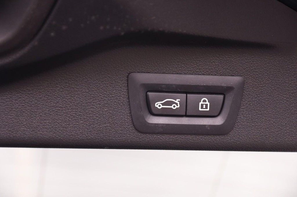 BMW X5 Vehicle Full-screen Gallery Image 10