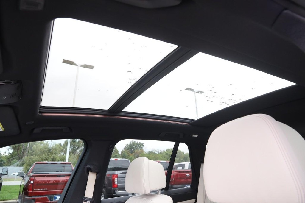 BMW X5 Vehicle Full-screen Gallery Image 12