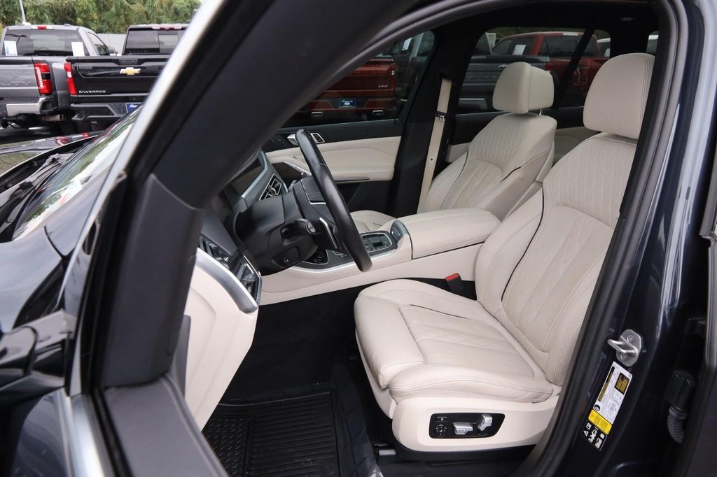 BMW X5 Vehicle Full-screen Gallery Image 13