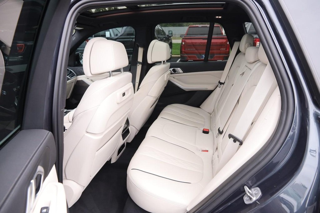BMW X5 Vehicle Full-screen Gallery Image 14