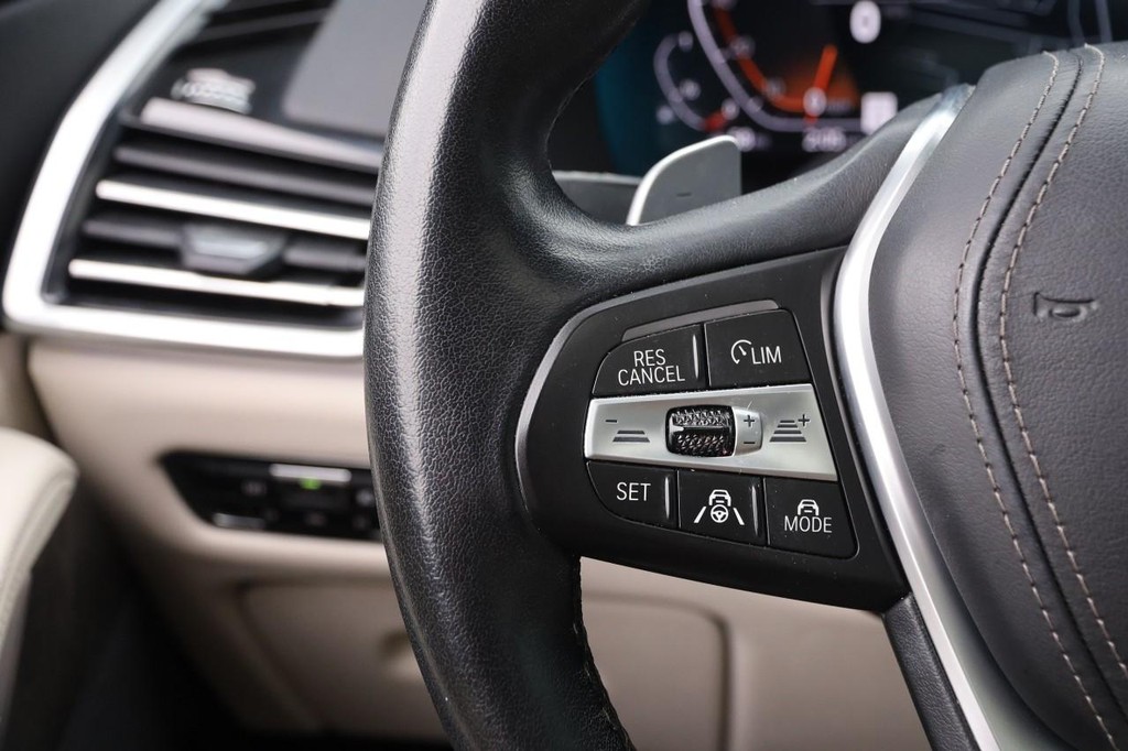 BMW X5 Vehicle Full-screen Gallery Image 16