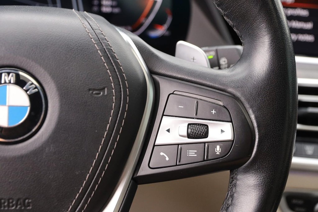 BMW X5 Vehicle Full-screen Gallery Image 17