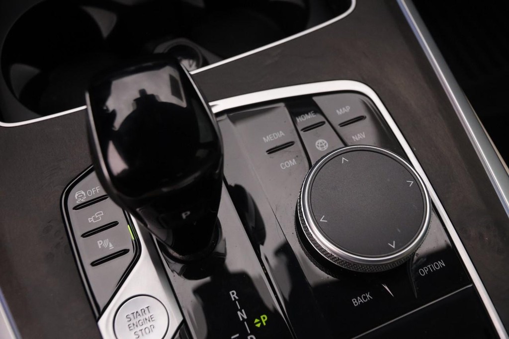 BMW X5 Vehicle Full-screen Gallery Image 25