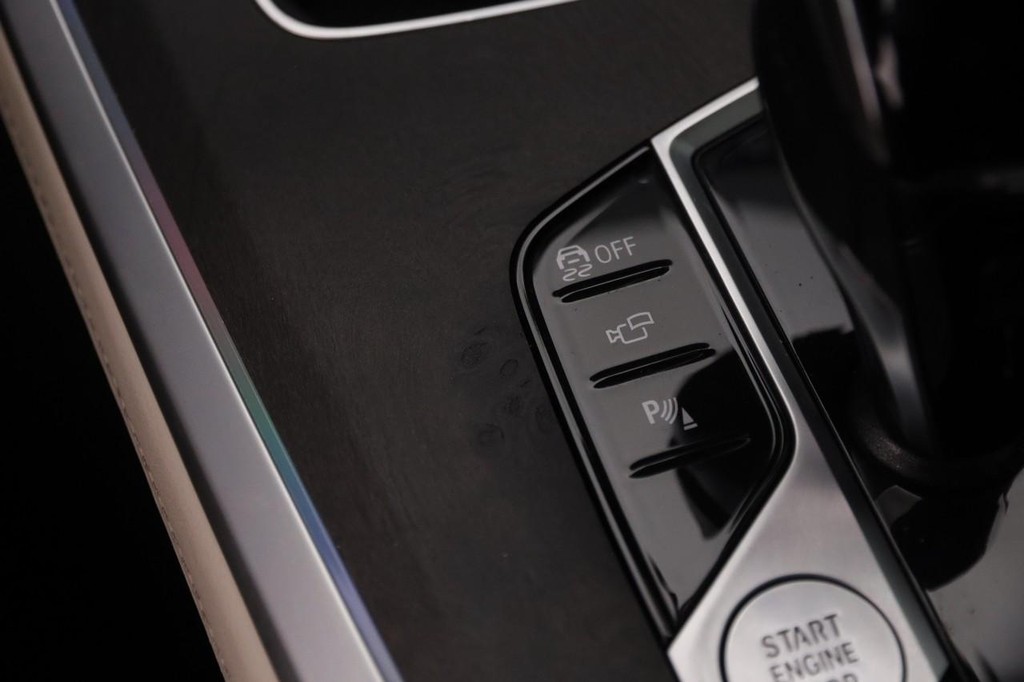 BMW X5 Vehicle Full-screen Gallery Image 26