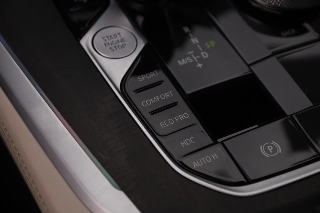 BMW X5 Vehicle Full-screen Gallery Image 27