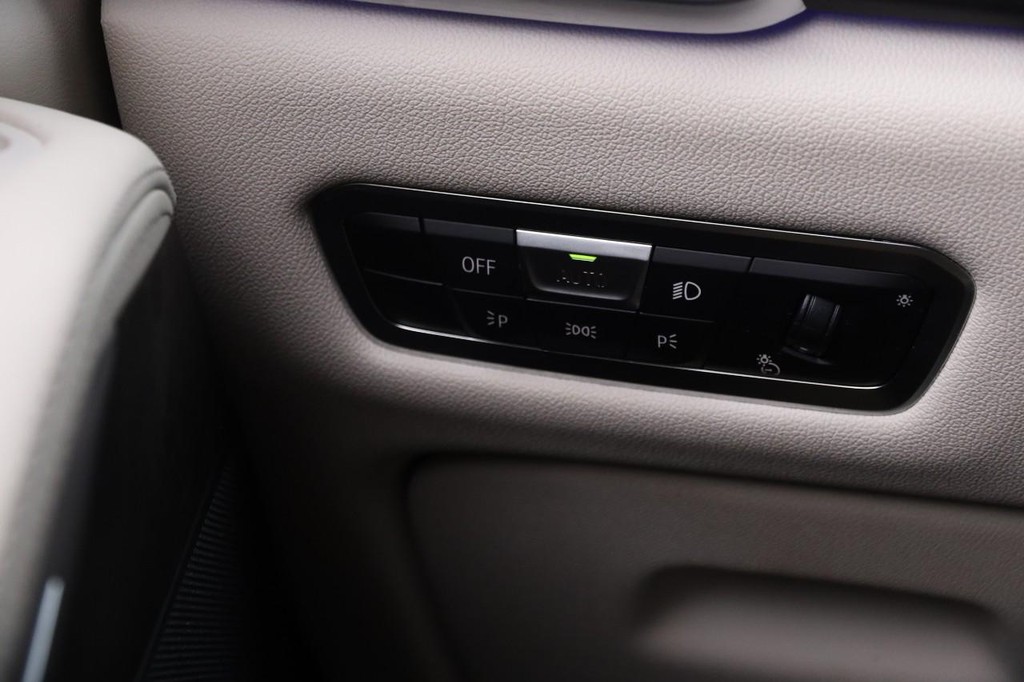 BMW X5 Vehicle Full-screen Gallery Image 28