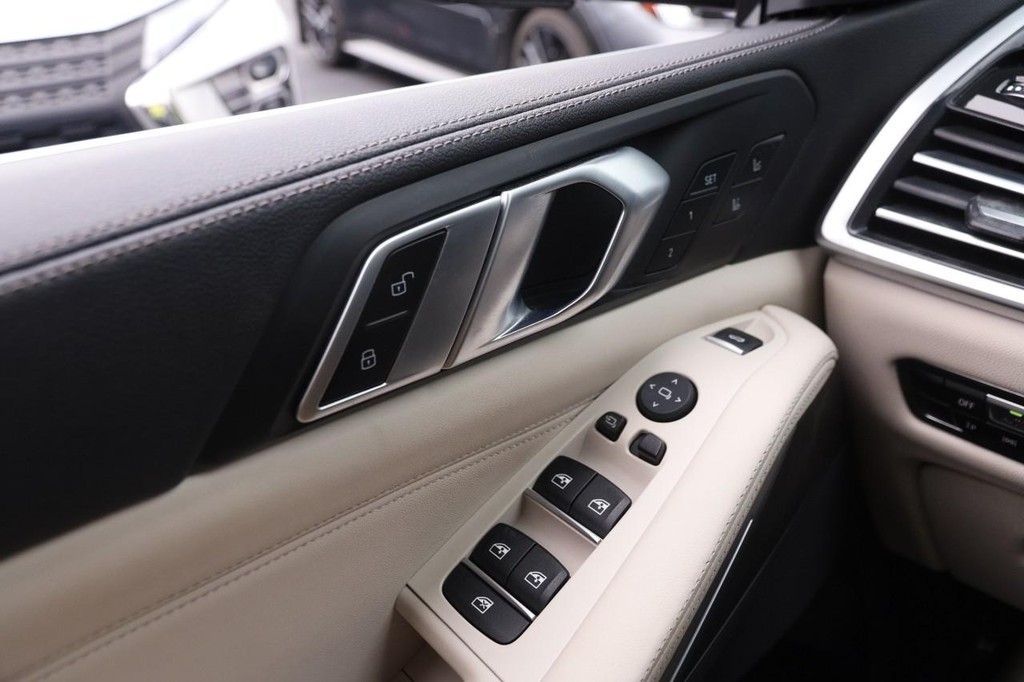 BMW X5 Vehicle Full-screen Gallery Image 29