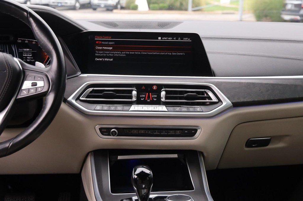 BMW X5 Vehicle Full-screen Gallery Image 33