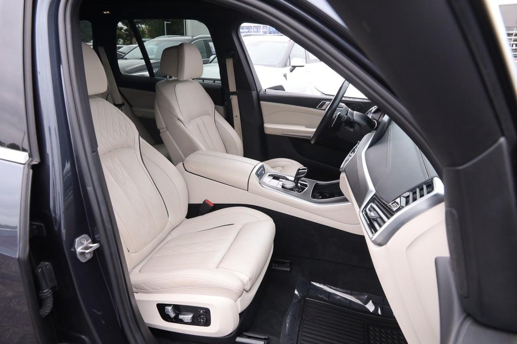 BMW X5 Vehicle Full-screen Gallery Image 35