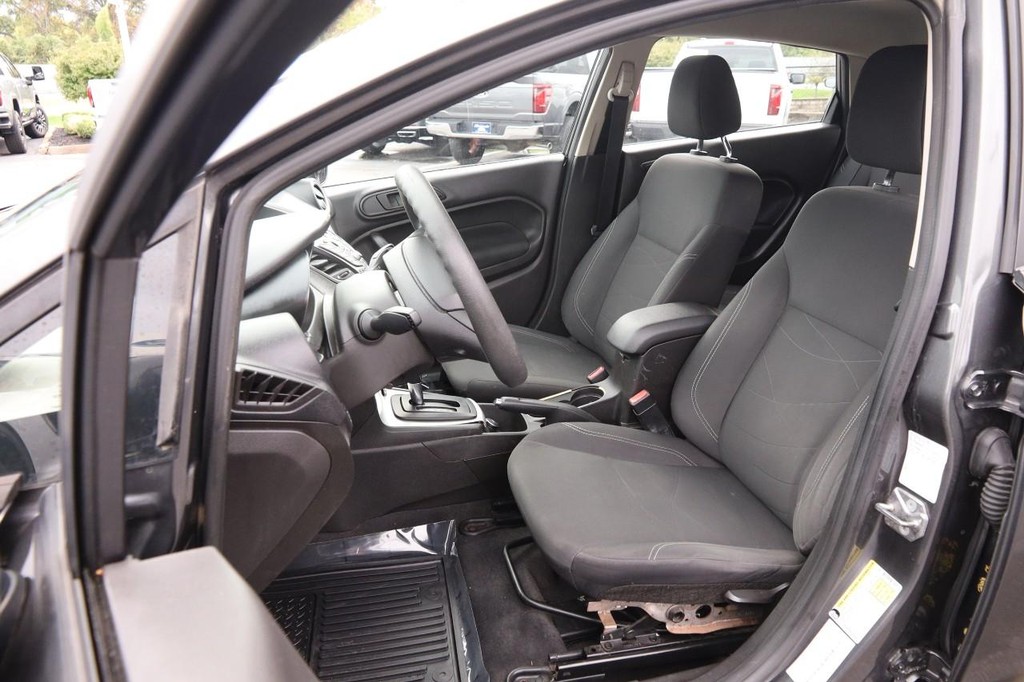 Ford Fiesta Vehicle Full-screen Gallery Image 8