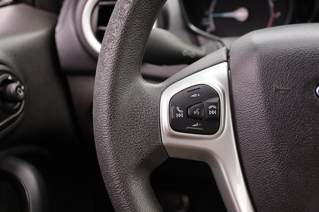 Ford Fiesta Vehicle Full-screen Gallery Image 11