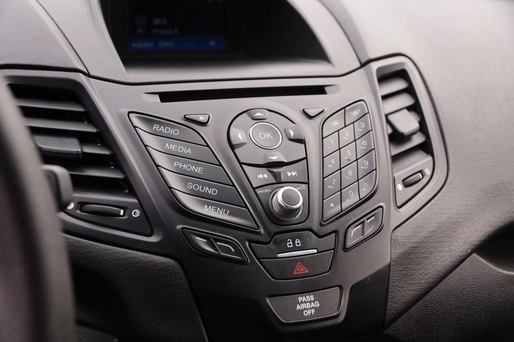 Ford Fiesta Vehicle Full-screen Gallery Image 17