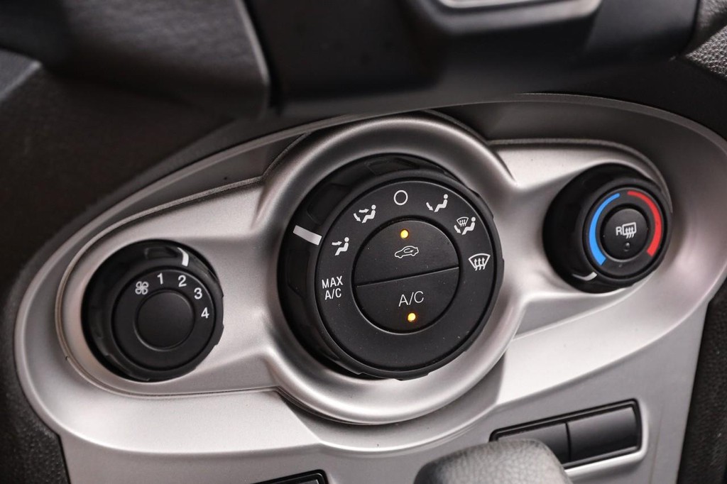 Ford Fiesta Vehicle Full-screen Gallery Image 18