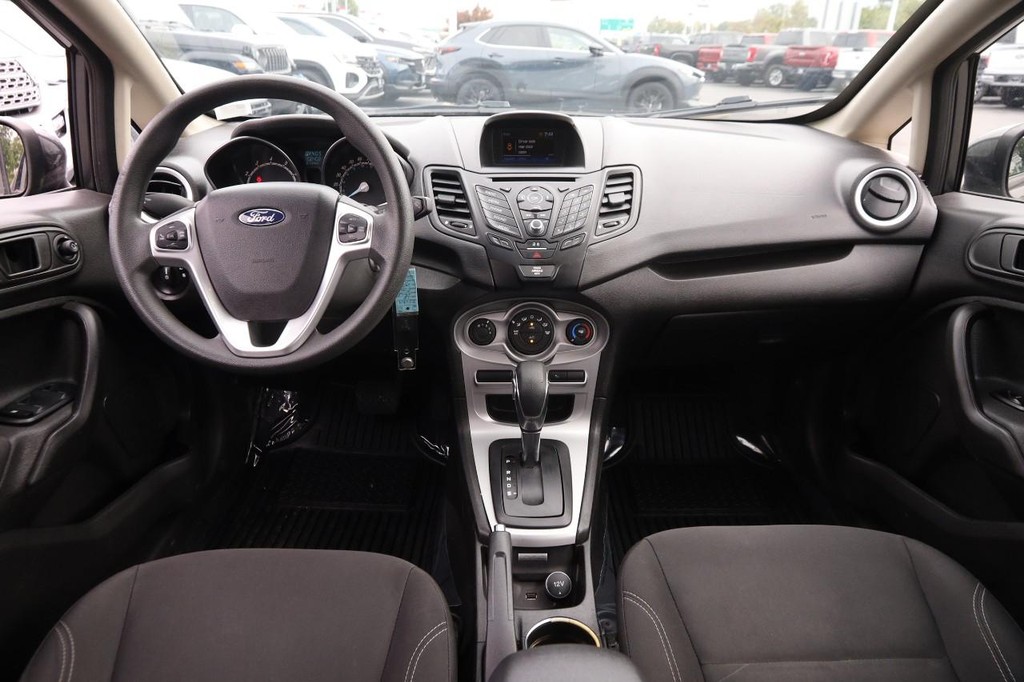 Ford Fiesta Vehicle Full-screen Gallery Image 21