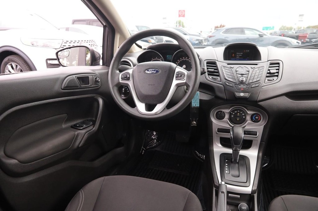 Ford Fiesta Vehicle Full-screen Gallery Image 22