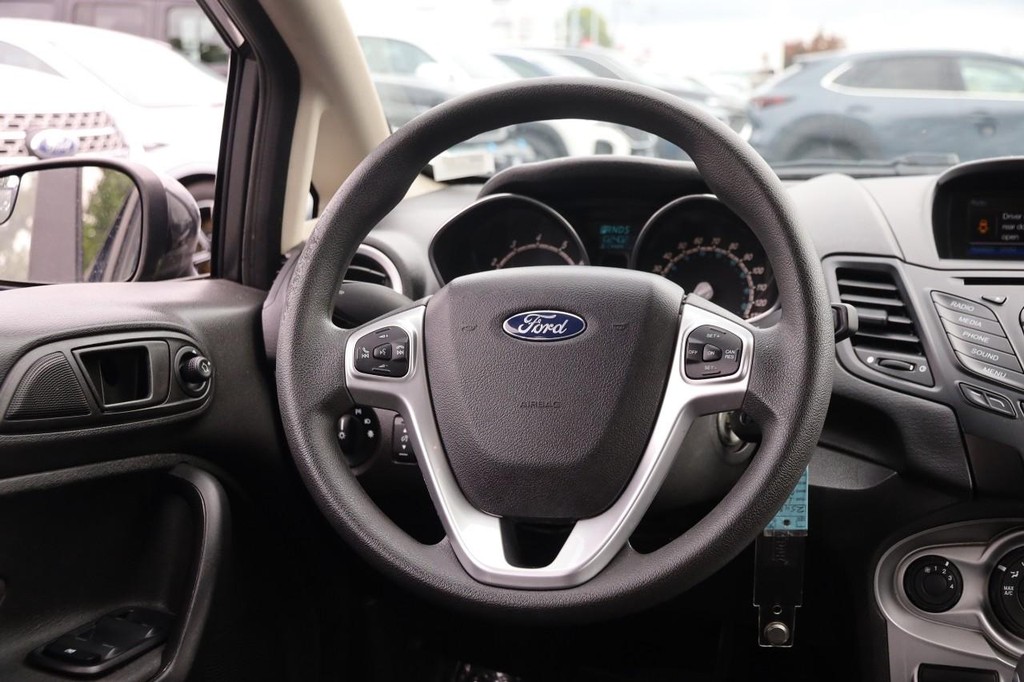 Ford Fiesta Vehicle Full-screen Gallery Image 23