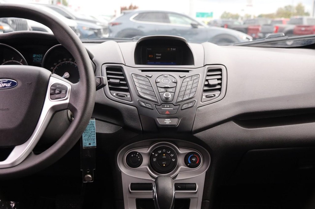 Ford Fiesta Vehicle Full-screen Gallery Image 24