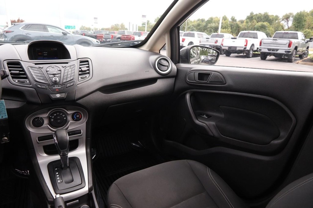 Ford Fiesta Vehicle Full-screen Gallery Image 25