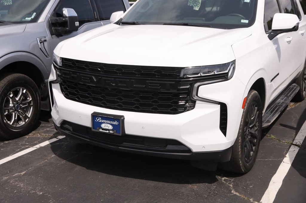 Chevrolet Suburban Vehicle Full-screen Gallery Image 02