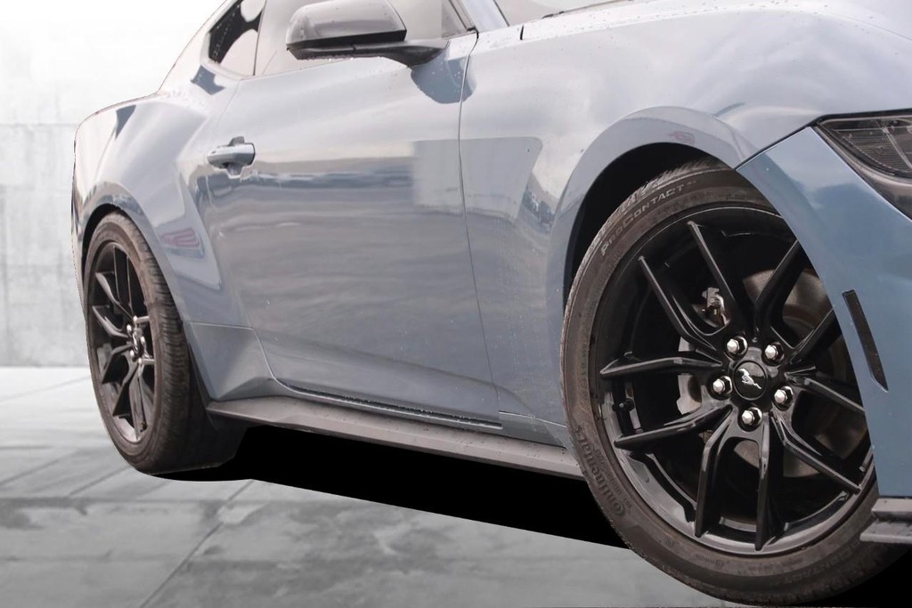 Ford Mustang Vehicle Full-screen Gallery Image 3